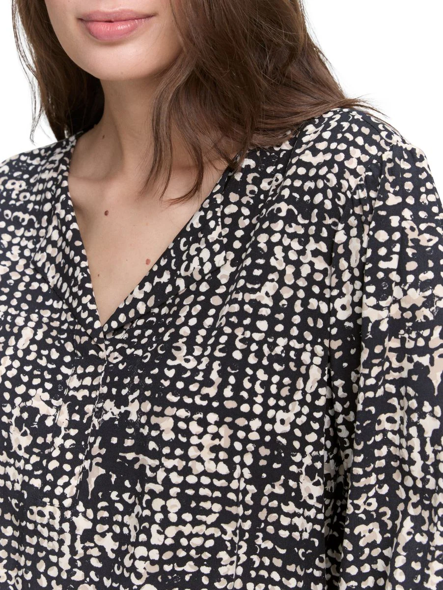 blouse with feminine V-neck - Image 5