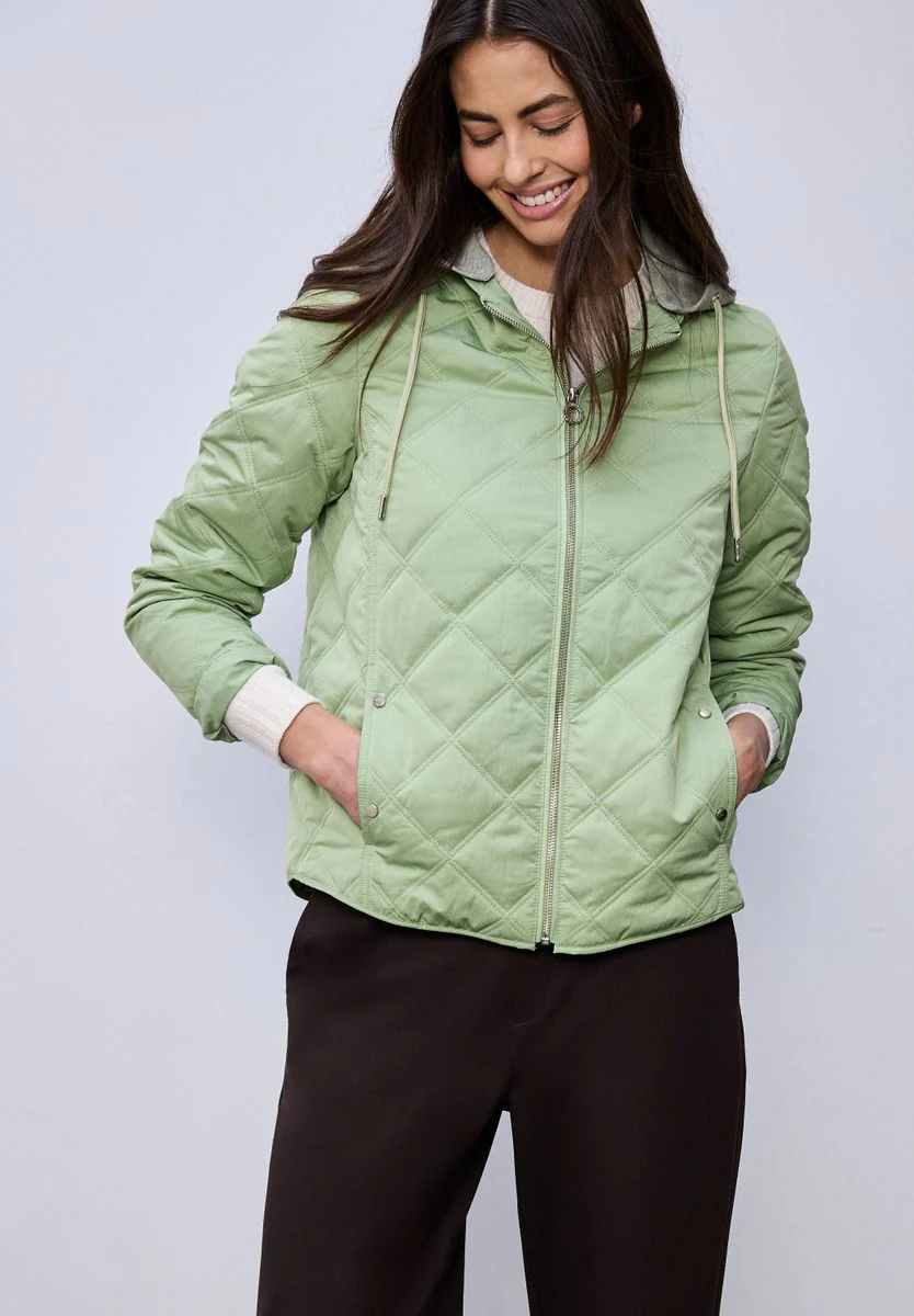 Short Diamond Quilt Bomber Jkt - Image 3