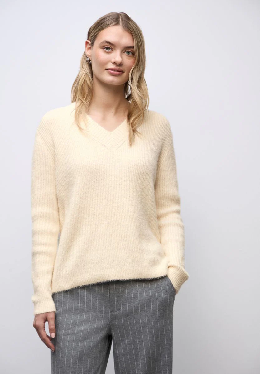 Kuscheliger V-Neck Pullover - Image 3