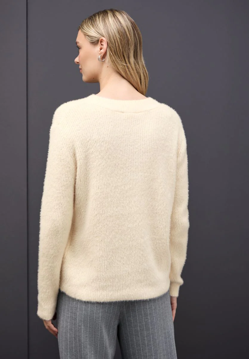 Kuscheliger V-Neck Pullover - Image 4